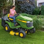 Optez pour un tracteur tondeuse john deere pour l’entretien des grands espaces verts