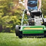 Scarifier pelouse passage indispensable pour aérer et renforcer votre gazon