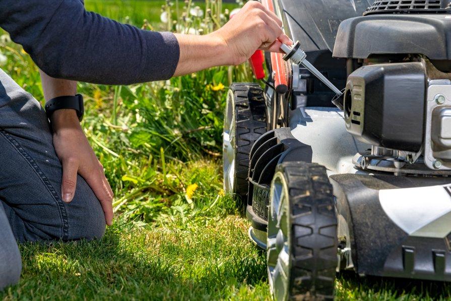 Blog équip'jardin - Accueil Comment vidanger sa tondeuse à gazon ?