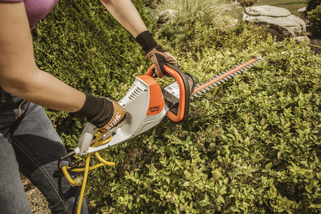 Blog équip'jardin - Quels outils pour tailler une haie ? Le taille-haie électrique : Efficacité et légèreté
