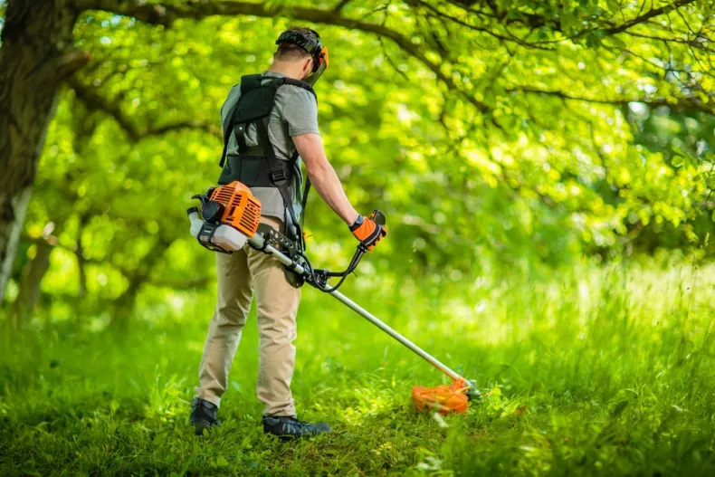 Blog équip'jardin - Le choix du matériel de jardin Comment choisir sa débroussailleuse thermique ?